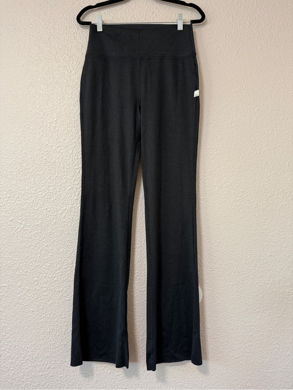 NWOT Vuori Halo Slim Flare Pant Yoga Athleisure Everyday Chic DreamKnit Black M - Picture 5 of 9
